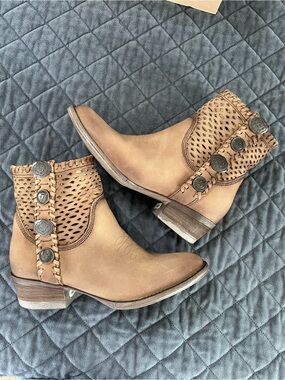 Circle G by Corral Ankle Boots Bootie Women’s 7 Leather Cutout Studded